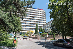 Территория перед санаторием
